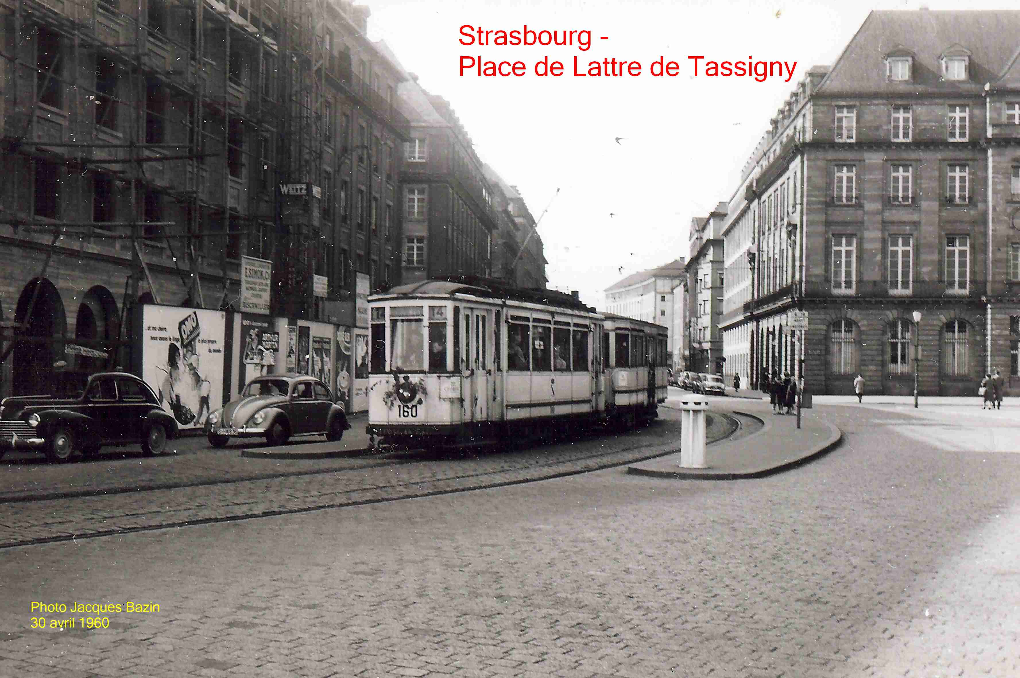 La motrice n° 160 et une remorque, à l'arrêt de la Place de la Bourse.